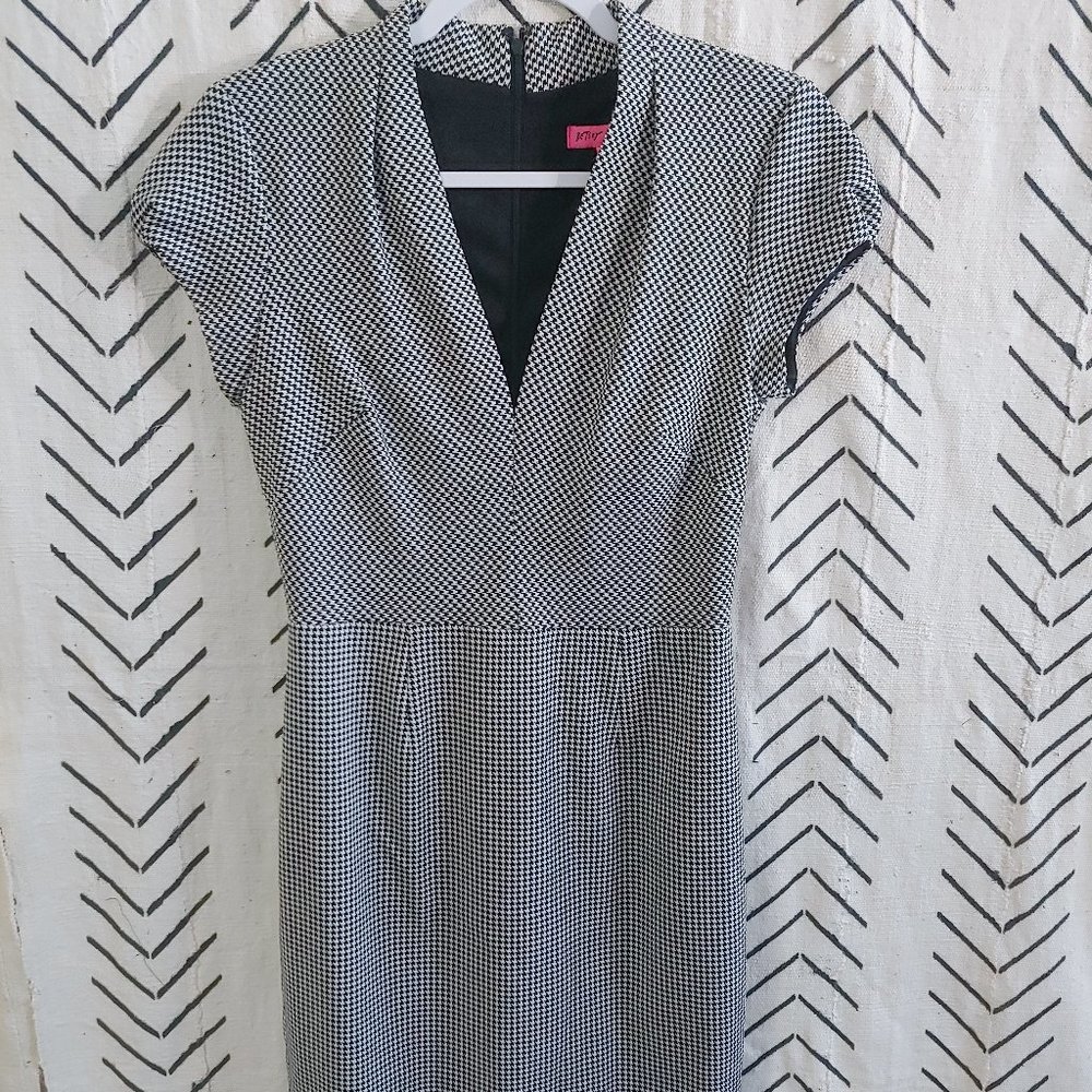 Betsey Johnson Sz 4 black and white herringbone cap sleeve dress